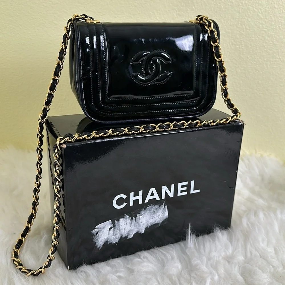 💯Authentic Chanel Black Patent Leather Chain Mini Bag🍀